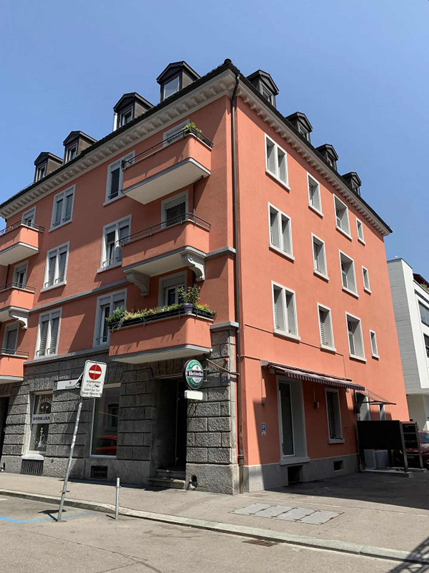Appartamento ristrutturato di 2,5 locali con balcone nel vivace quartiere 4 - Foto 1 di 9