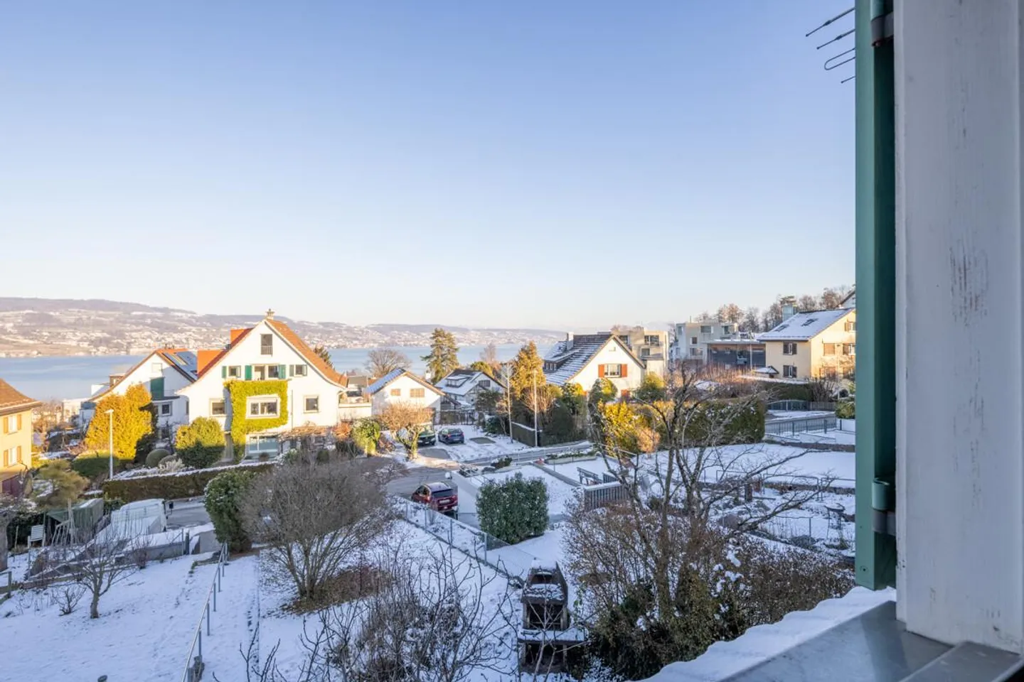 Horgen: Casa a schiera situata in una zona tranquilla con giardino e potenziale - Foto 2 di 6