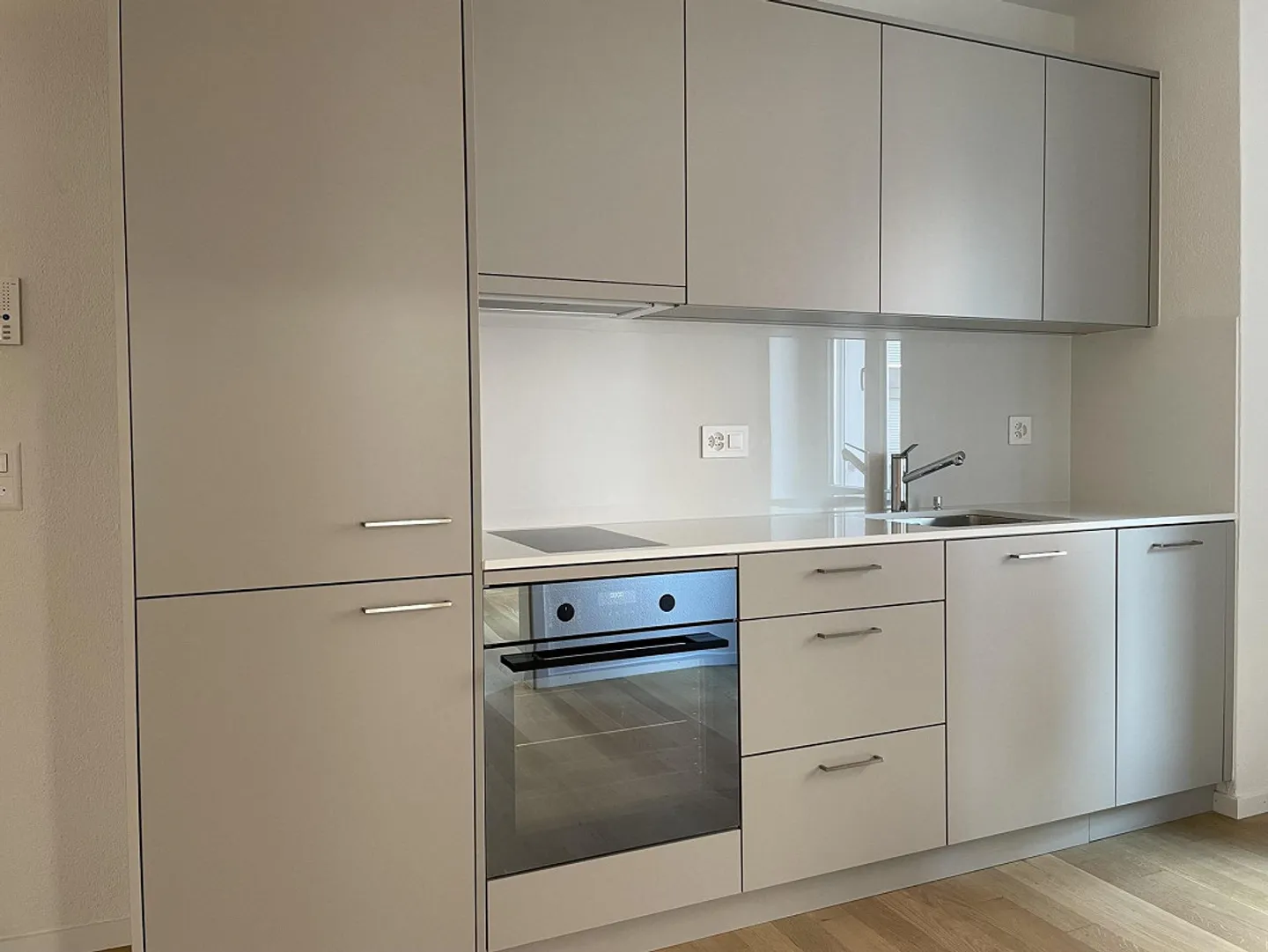Appartamento ristrutturato di 2,5 locali con balcone nel vivace quartiere 4 - Foto 3 di 9