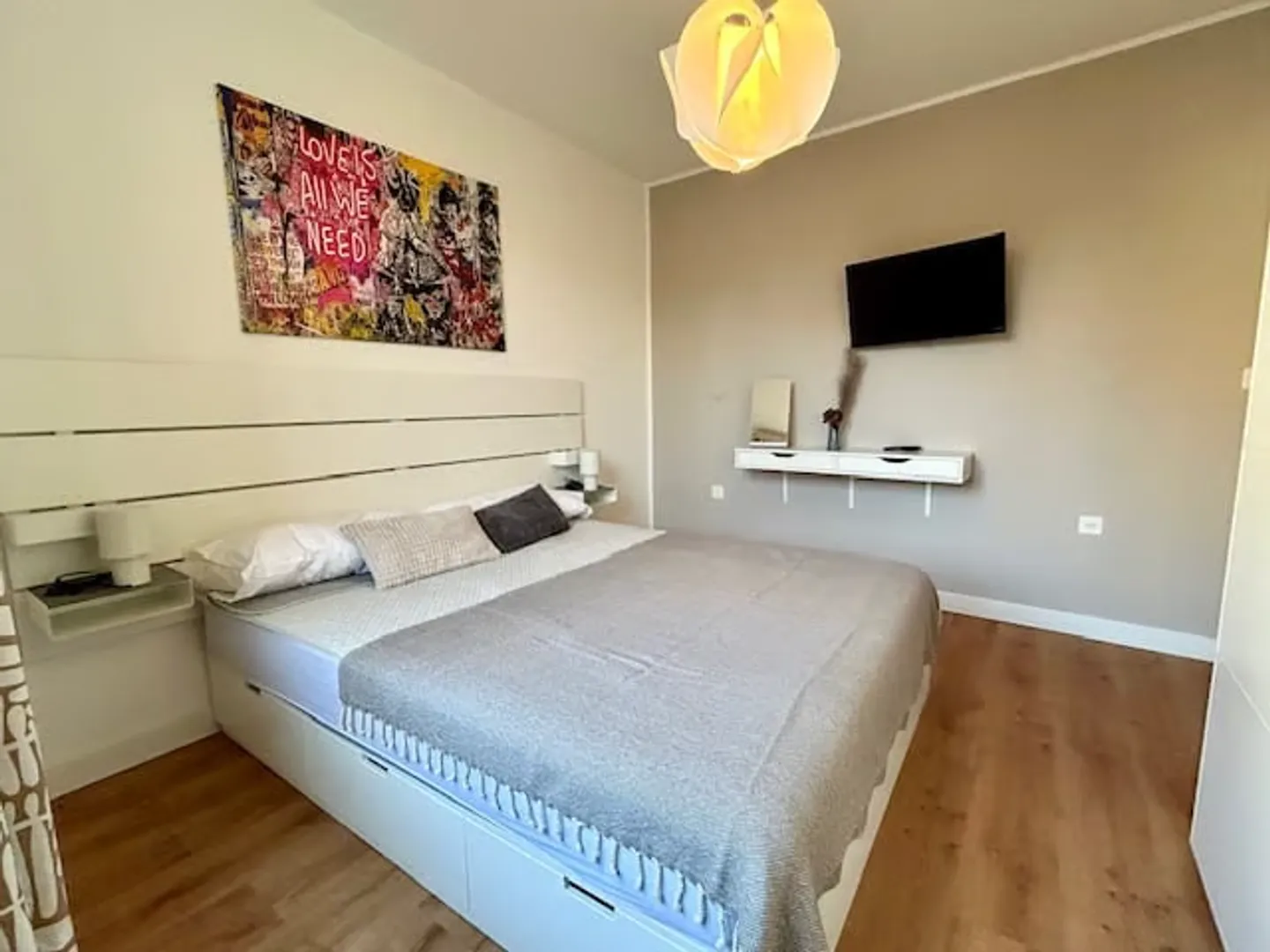 FURNISHED ROOM FOR RENT IN THE CENTER - Photo 2 of 9