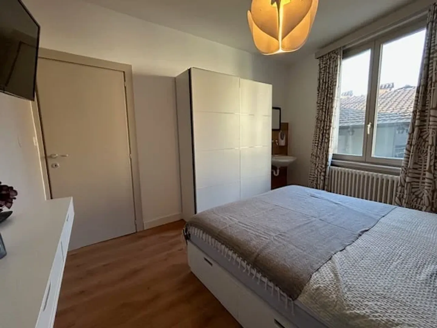FURNISHED ROOM FOR RENT IN THE CENTER - Photo 3 of 9