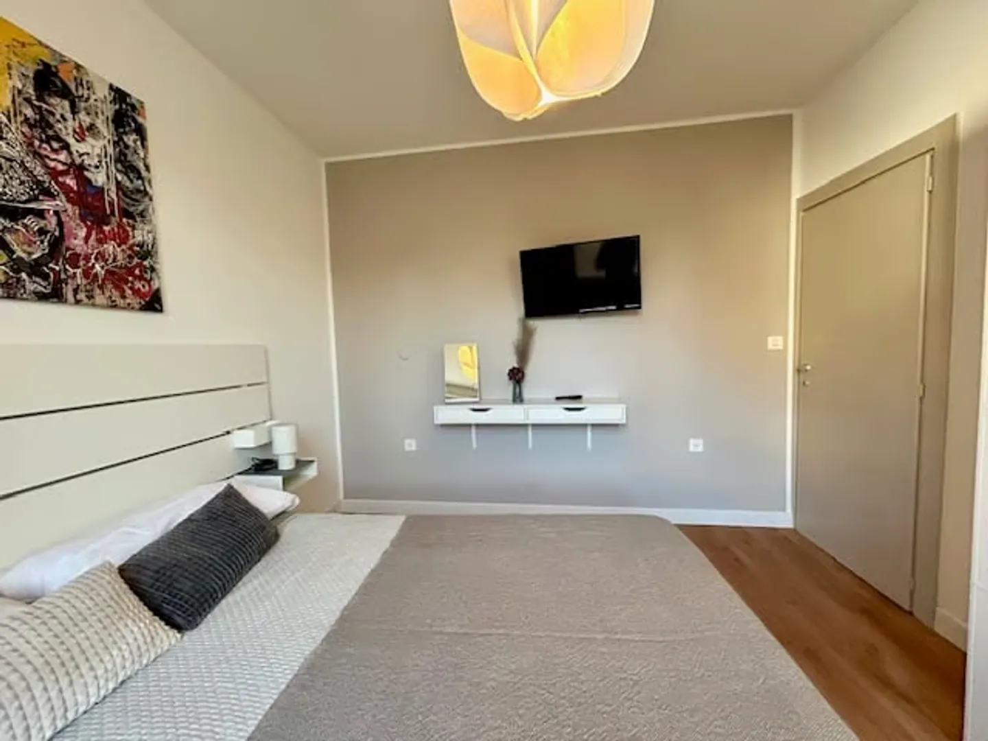 FURNISHED ROOM FOR RENT IN THE CENTER - Photo 4 of 9