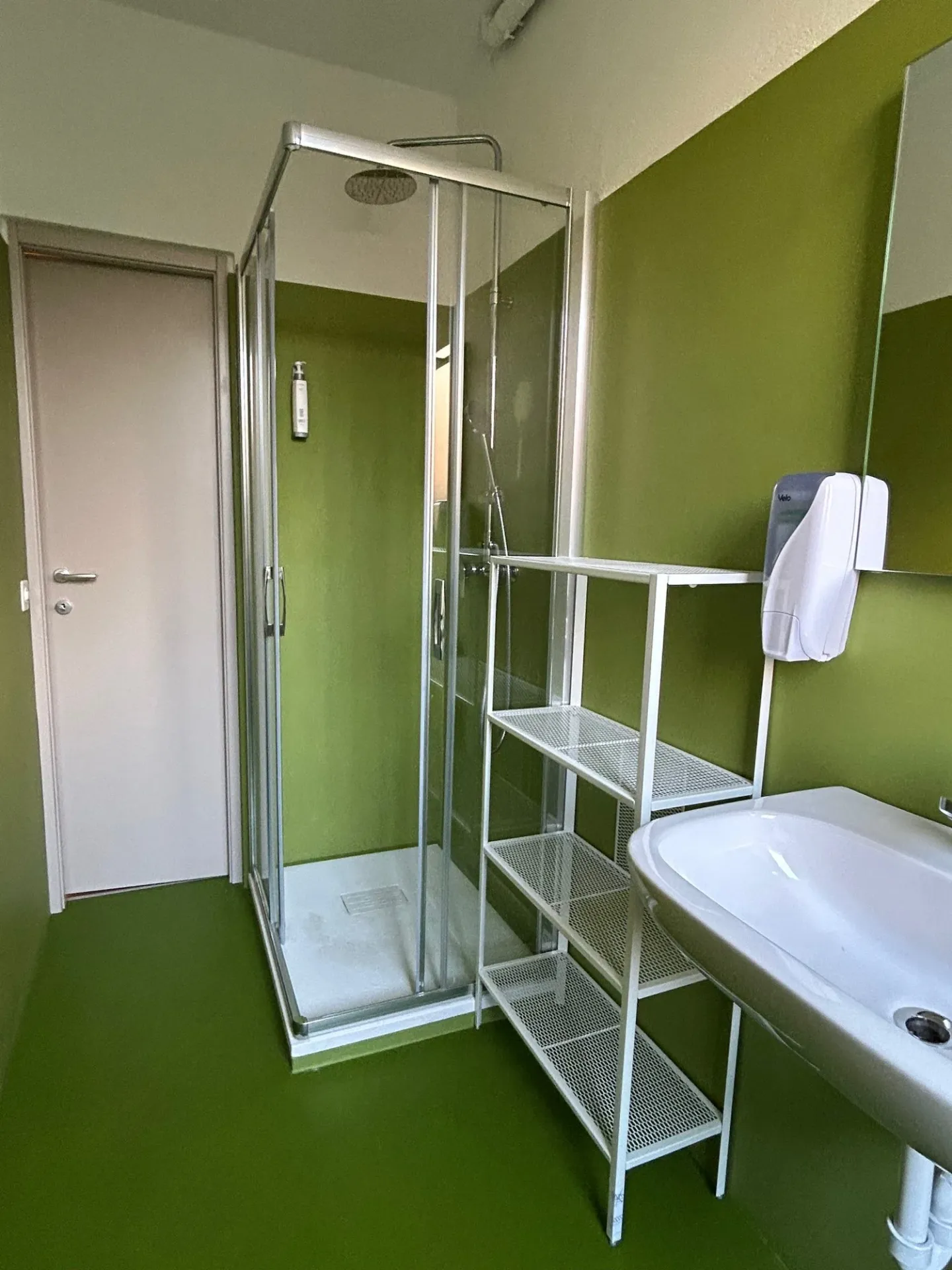 FURNISHED ROOM FOR RENT IN THE CENTER - Photo 6 of 9