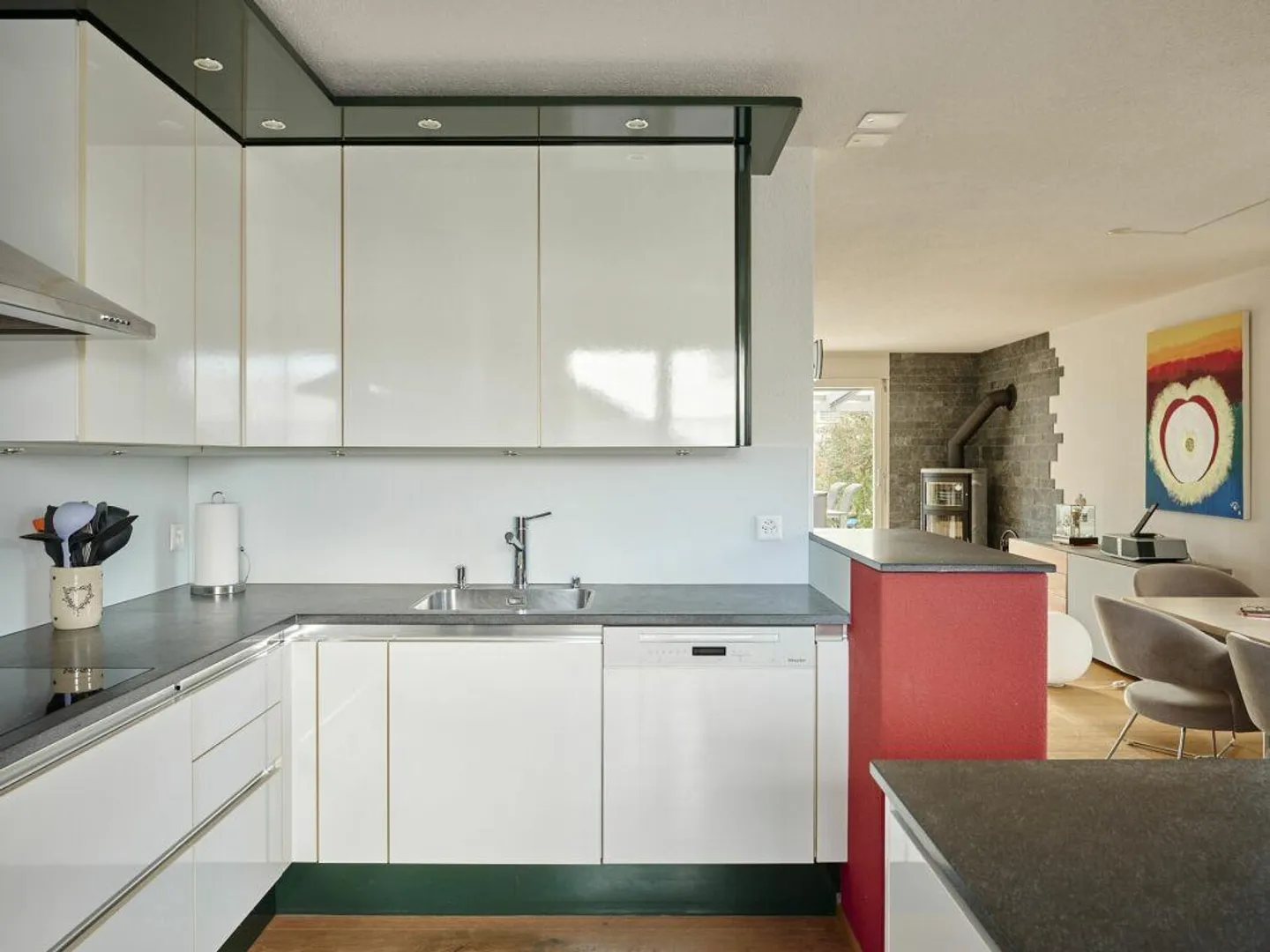 Cozy Family Paradise with Large Garden - Photo 3 of 11