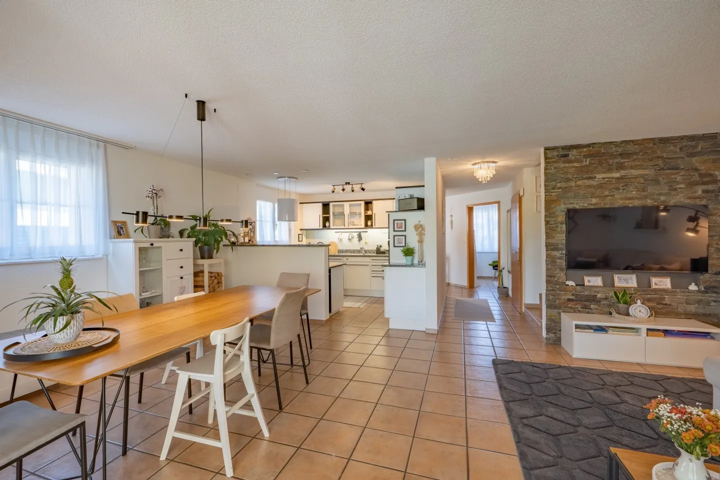 Charming Duplex in Quiet Area - Photo 3 of 13