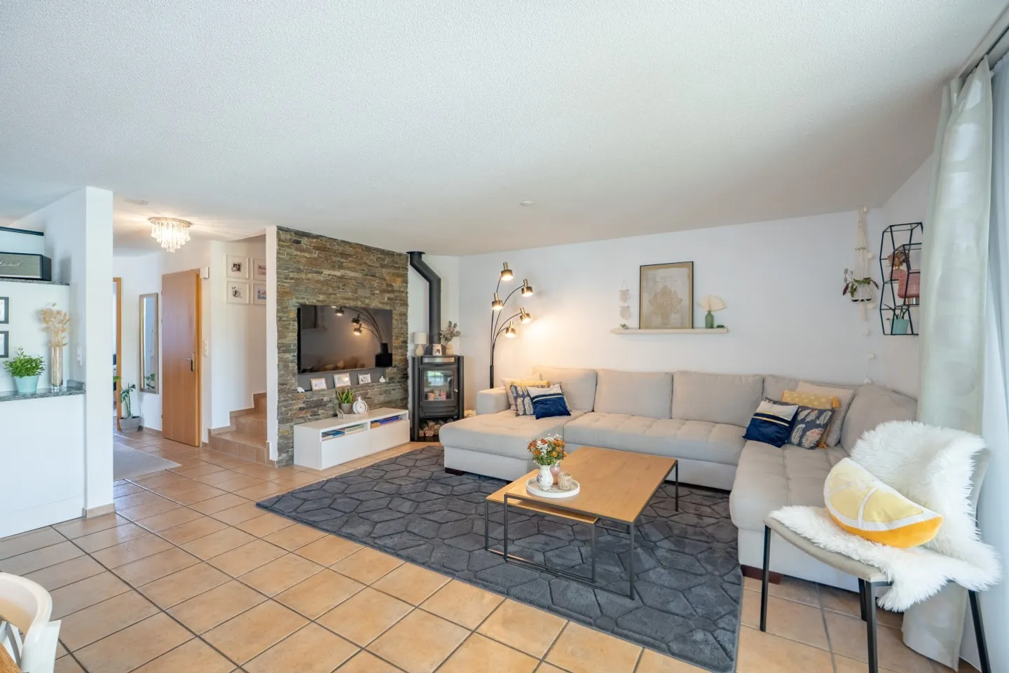 Charming Duplex in Quiet Area - Photo 4 of 13