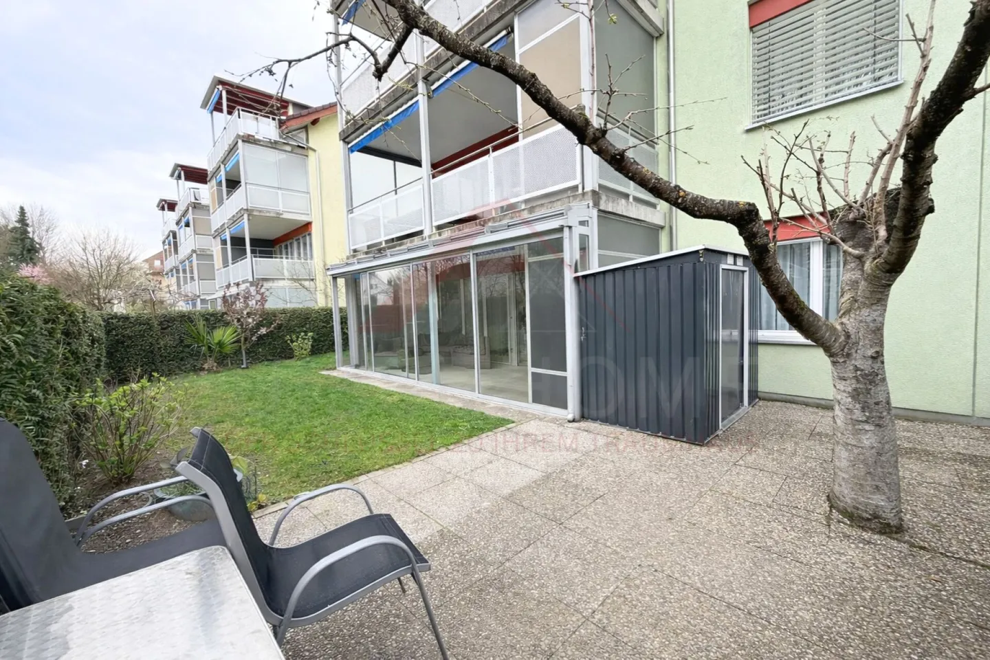 Appartamento con giardino di 4,5 locali per famiglie con giardino d'inverno e ampia quota di giardino - Foto 1 di 12