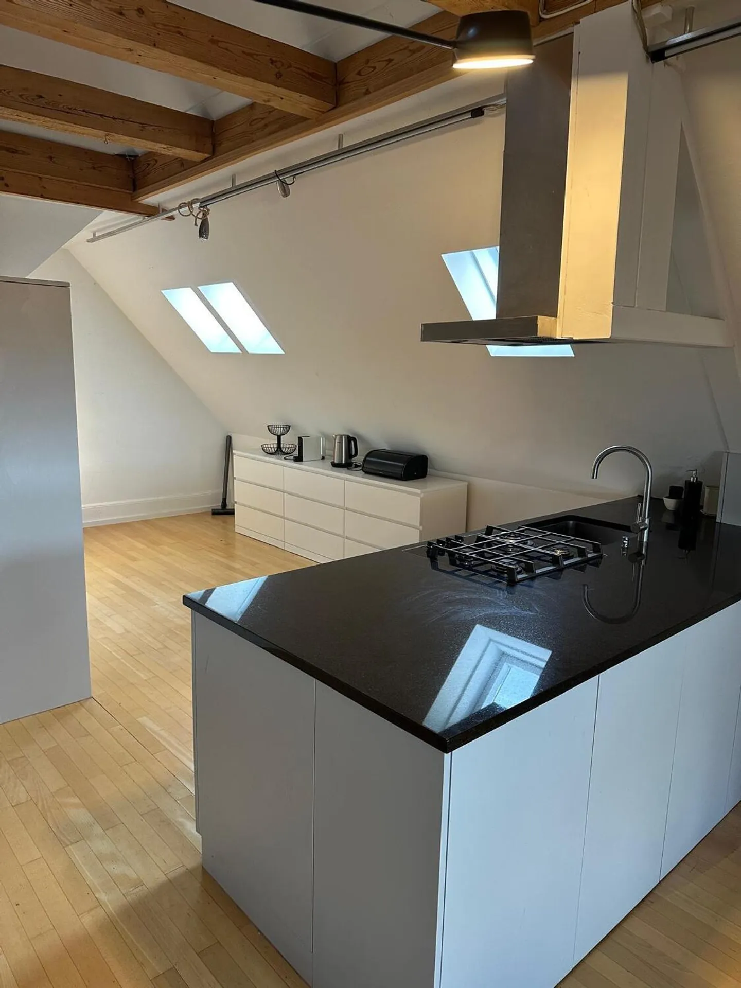 2½ ROOM ATTIC APARTMENT IN BERN - OBSTBERG/SCHOSSHALDE, FURNISHED, TEMPORARY - Photo 4 of 10