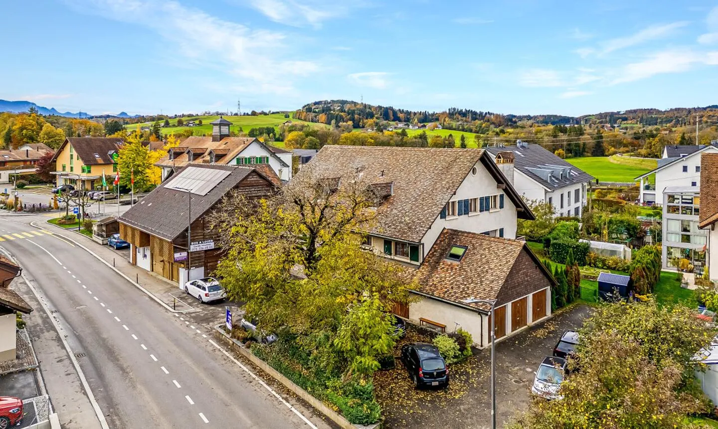 Charming building with barn, storage room, and commercial space - Photo 2 of 11