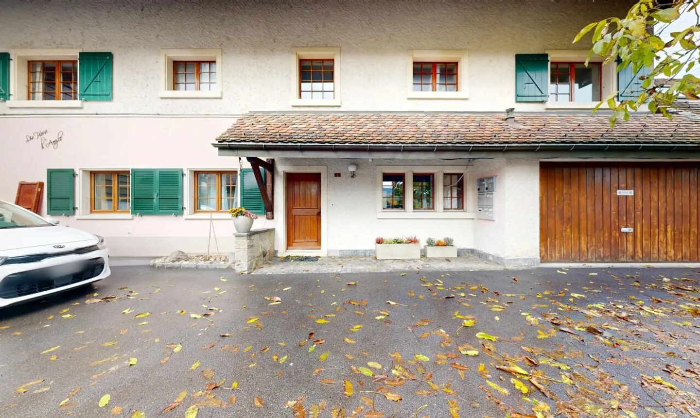 Charming building with barn, storage room, and commercial space - Photo 3 of 11