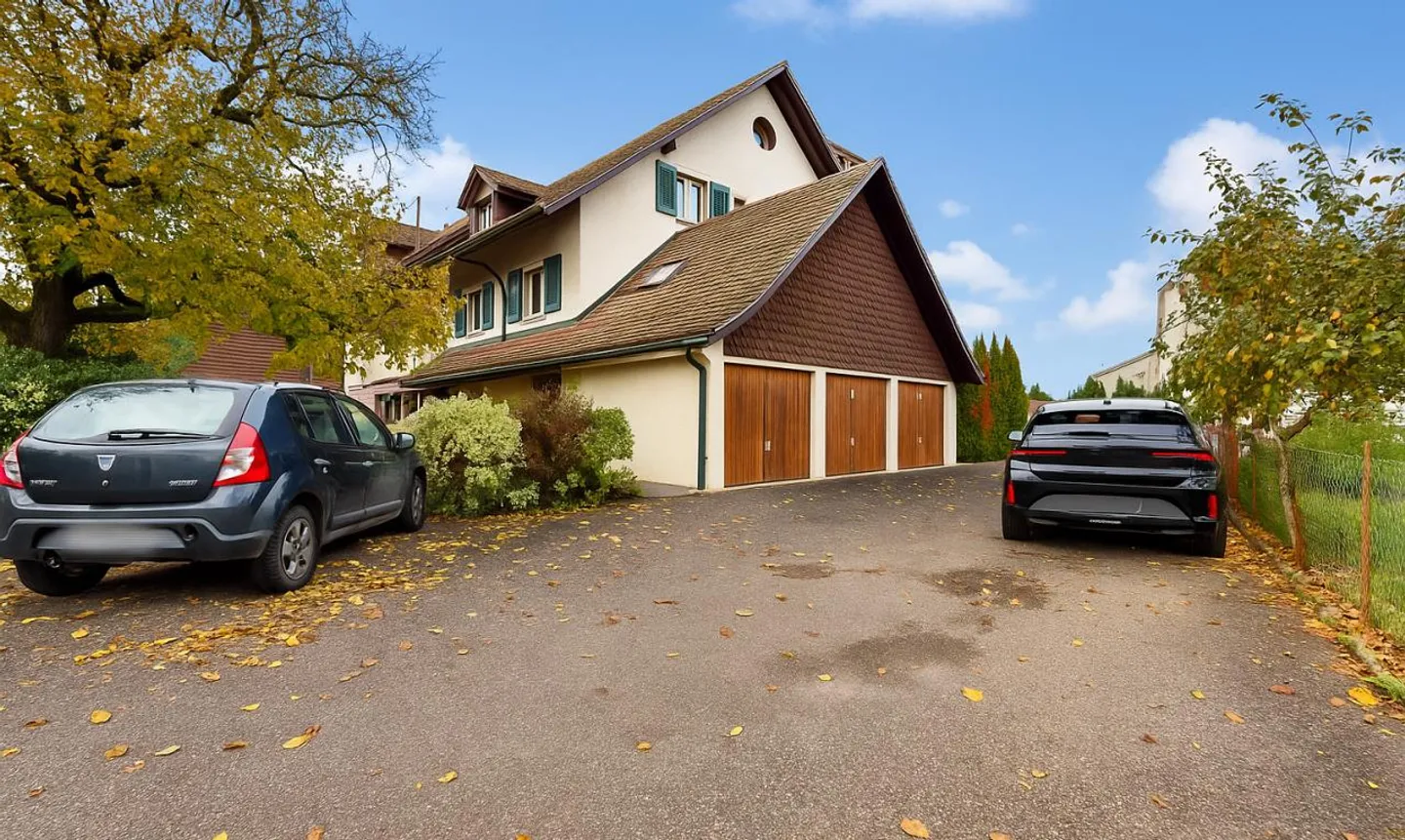 Charming building with barn, storage room, and commercial space - Photo 4 of 11