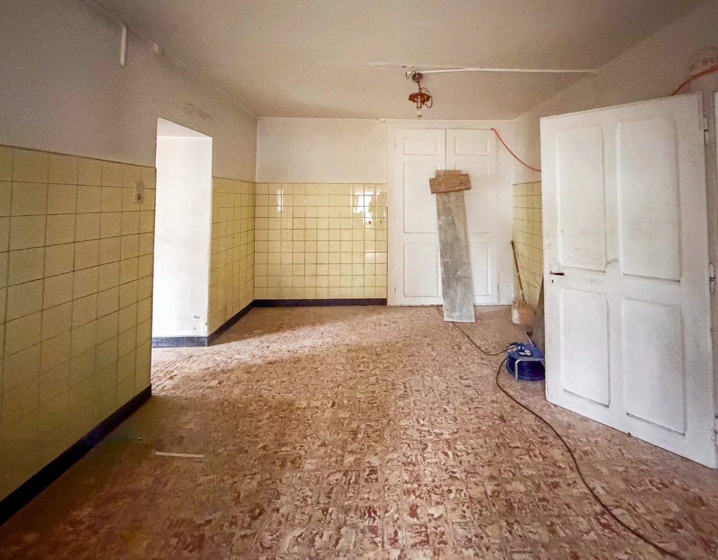 House with significant volume to renovate - Photo 6 of 24