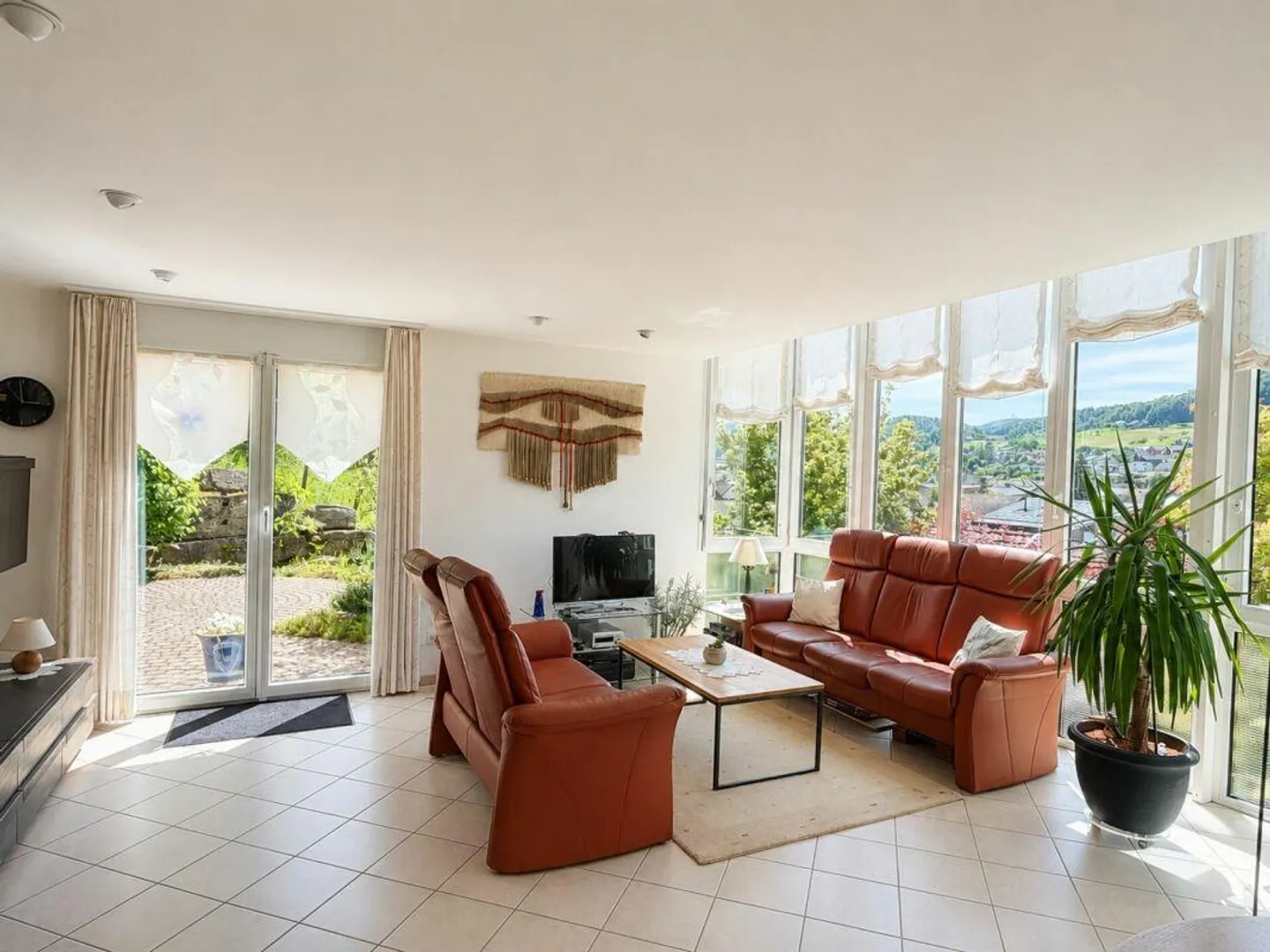 Casa bifamiliare ben tenuta in una posizione leggermente elevata e soleggiata con vista libera - Foto 3 di 14