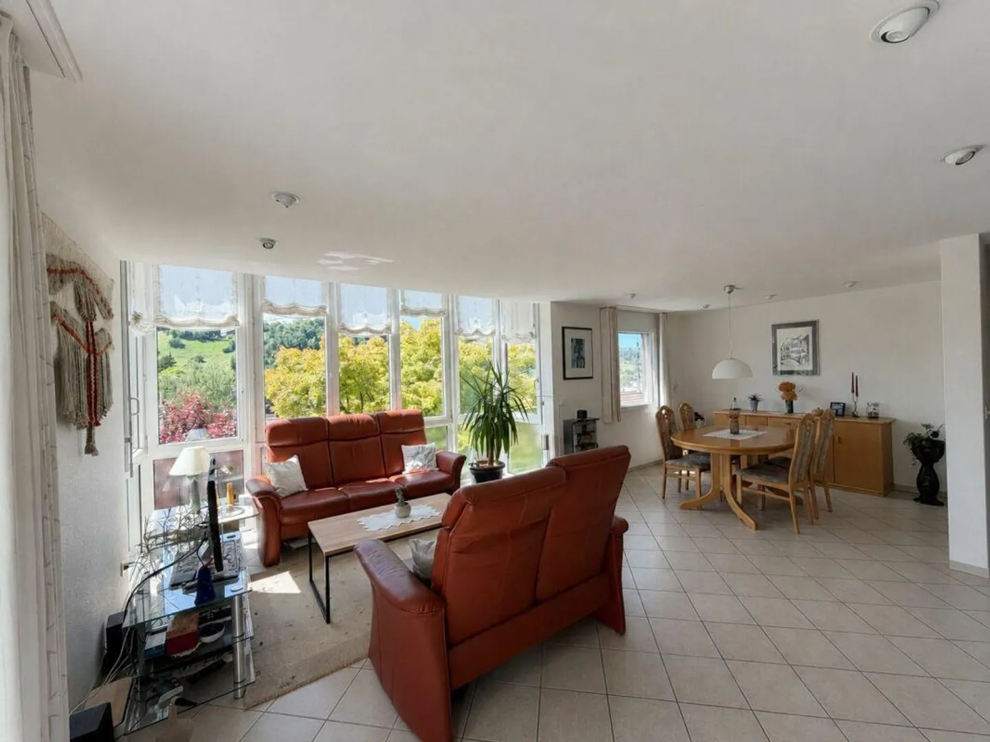 Casa bifamiliare ben tenuta in una posizione leggermente elevata e soleggiata con vista libera - Foto 4 di 14
