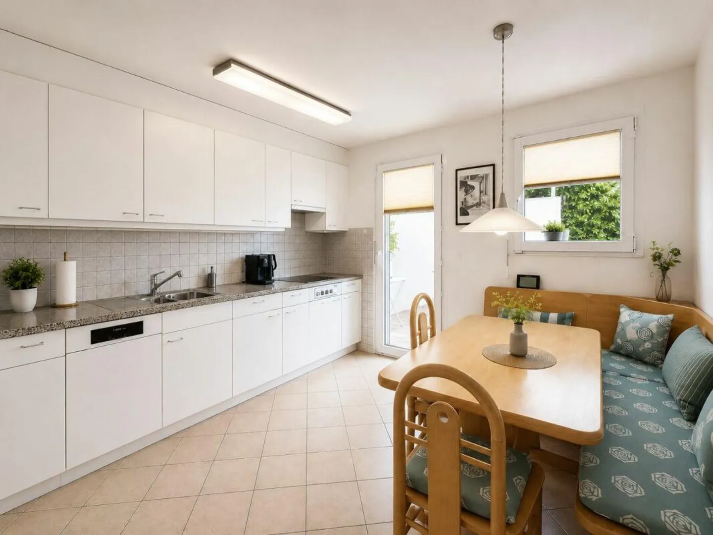 Casa bifamiliare ben tenuta in una posizione leggermente elevata e soleggiata con vista libera - Foto 5 di 14