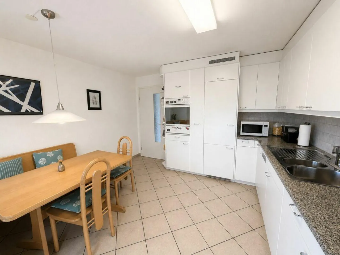 Casa bifamiliare ben tenuta in una posizione leggermente elevata e soleggiata con vista libera - Foto 6 di 14