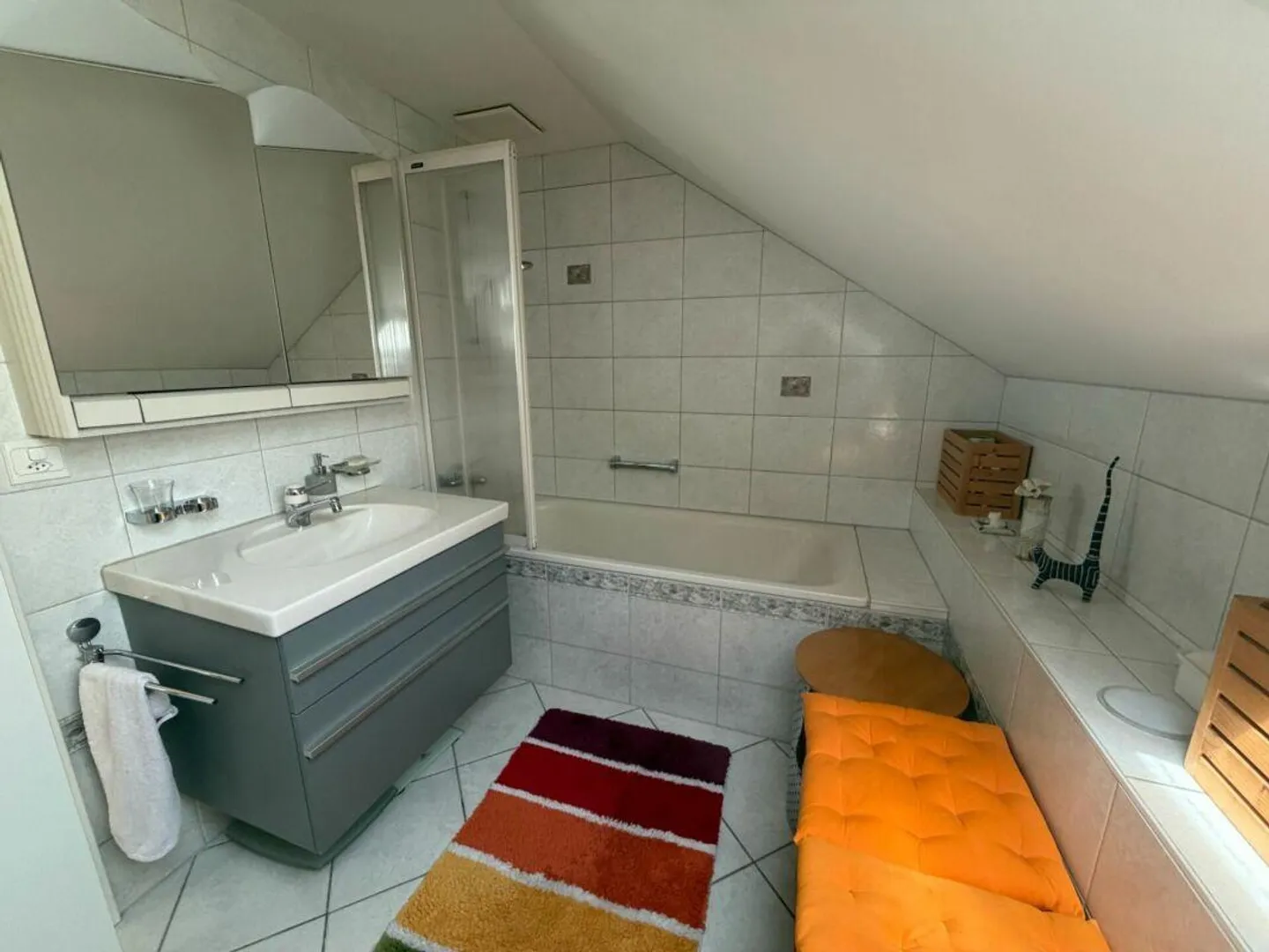 Casa bifamiliare ben tenuta in una posizione leggermente elevata e soleggiata con vista libera - Foto 7 di 14