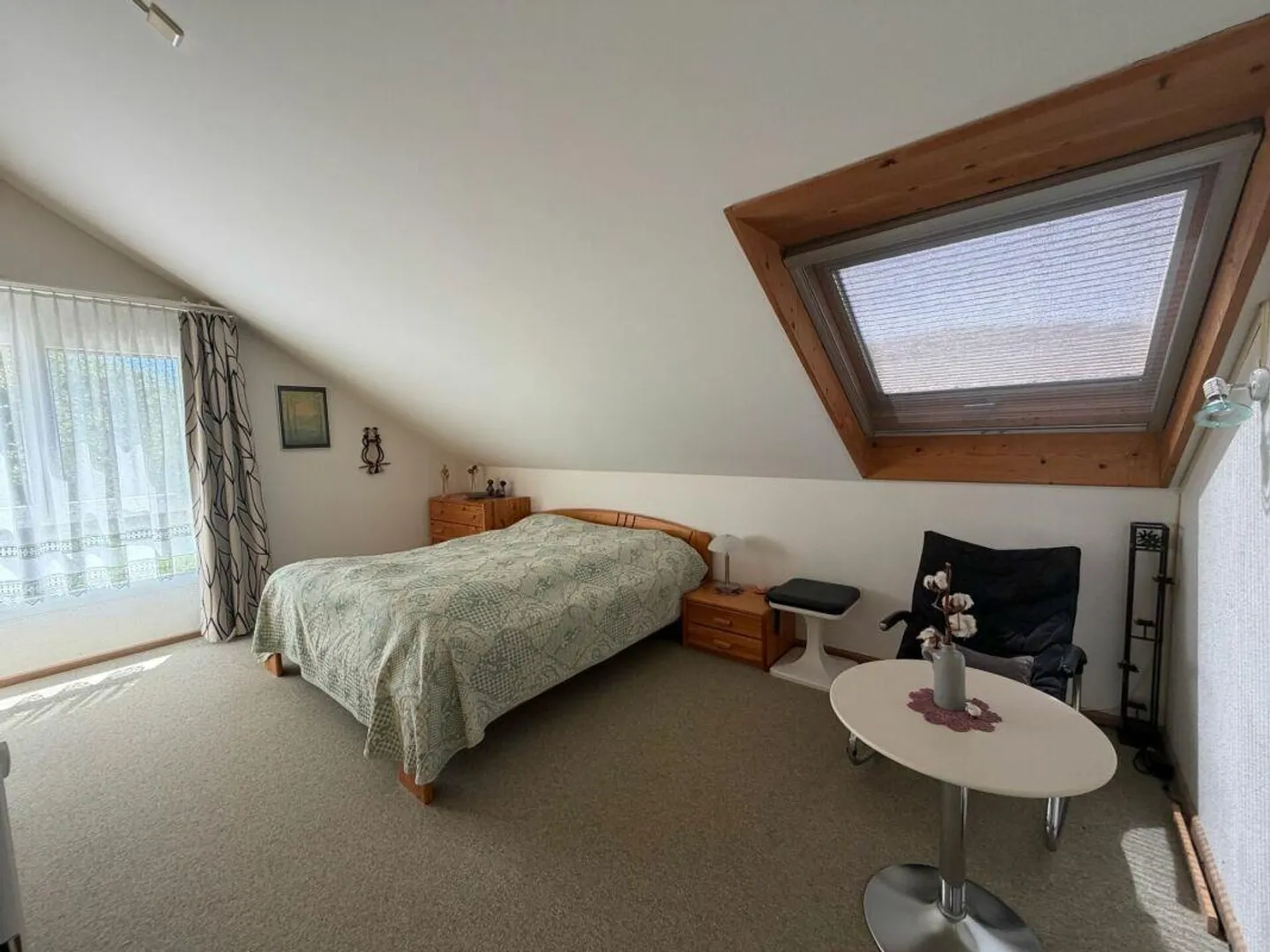 Casa bifamiliare ben tenuta in una posizione leggermente elevata e soleggiata con vista libera - Foto 9 di 14