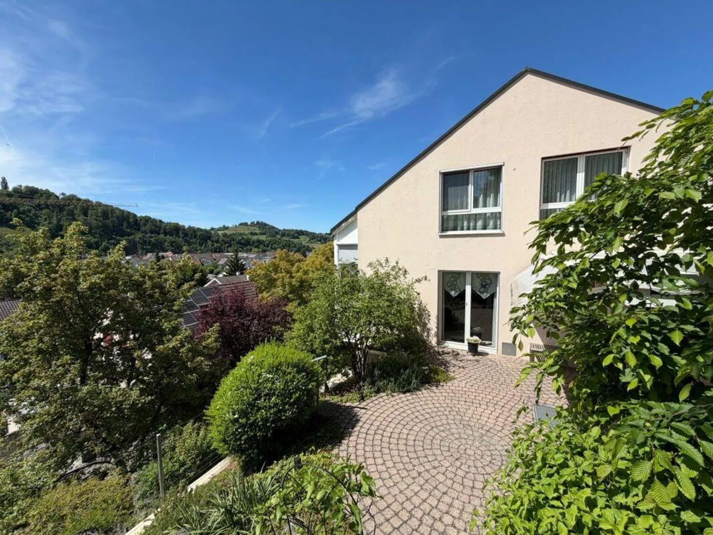 Casa bifamiliare ben tenuta in una posizione leggermente elevata e soleggiata con vista libera - Foto 1 di 14