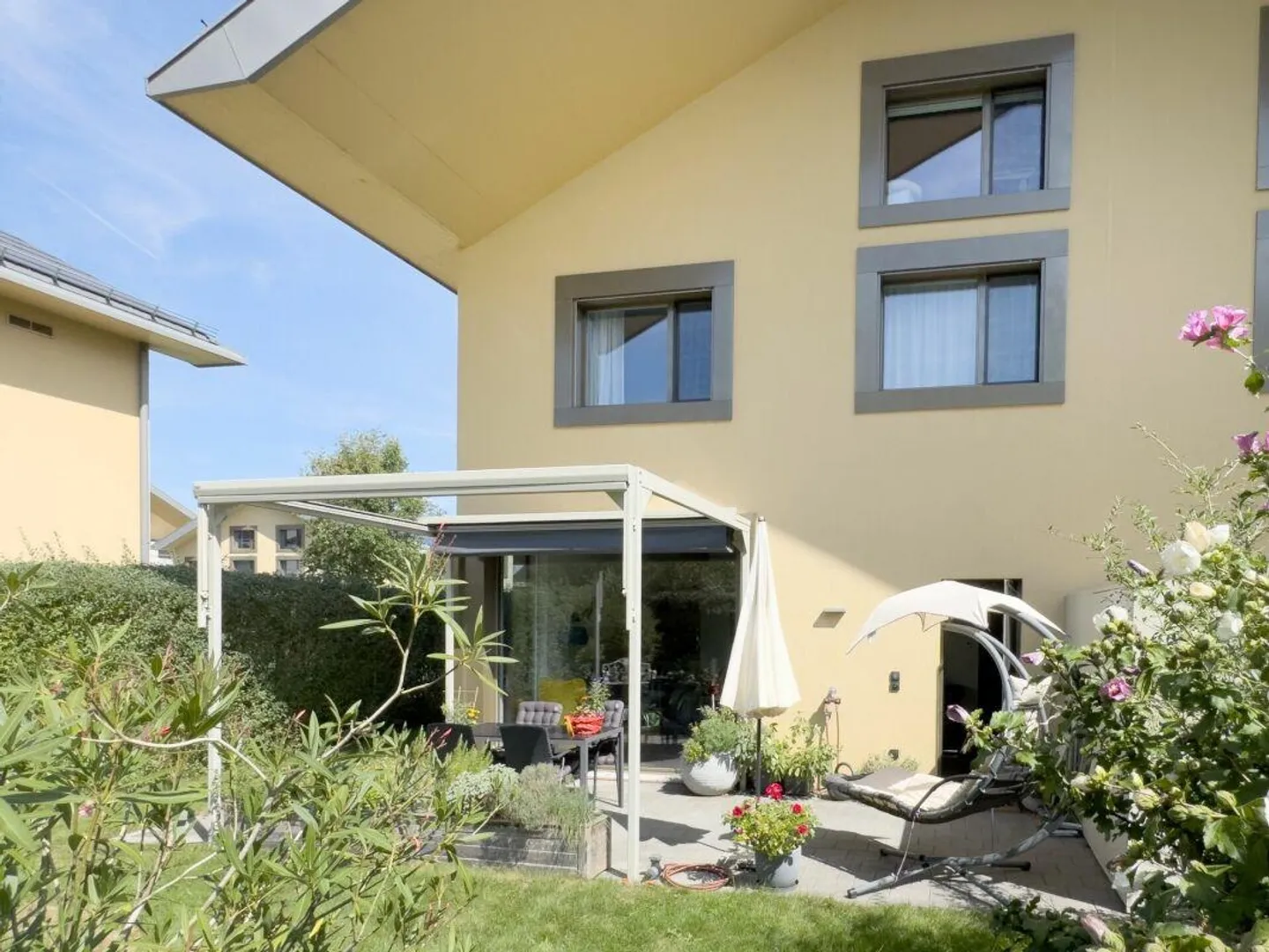 Casa unifamiliare a schiera di 6,5 stanze con manutenzione facile... - Foto 1 di 30
