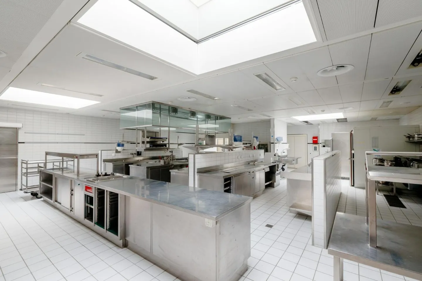Area gastro completamente attrezzata nel campus Horgen Labs 156m² - Foto 3 di 13
