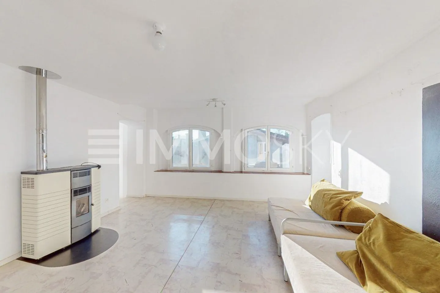 Renovation with great potential - Photo 3 of 5