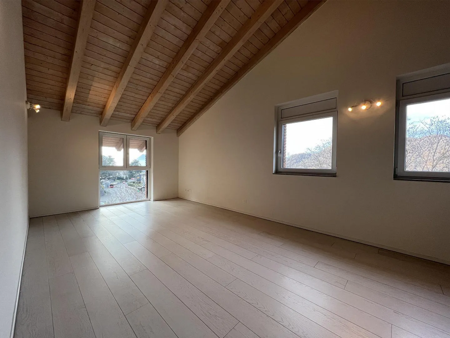 Penthouse moderne avec terrasse sur le toit à Cadro à vendre - PARKING - Photo 2 sur 15