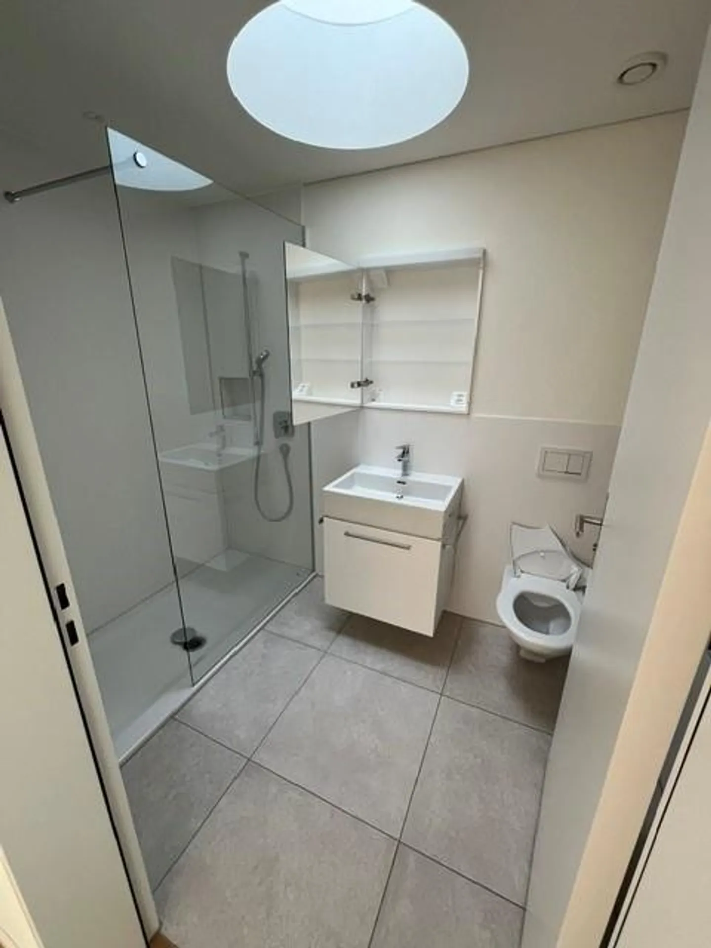 Appartement moderne et spacieux à louer au centre de Dübendorf. - Photo 2 sur 7