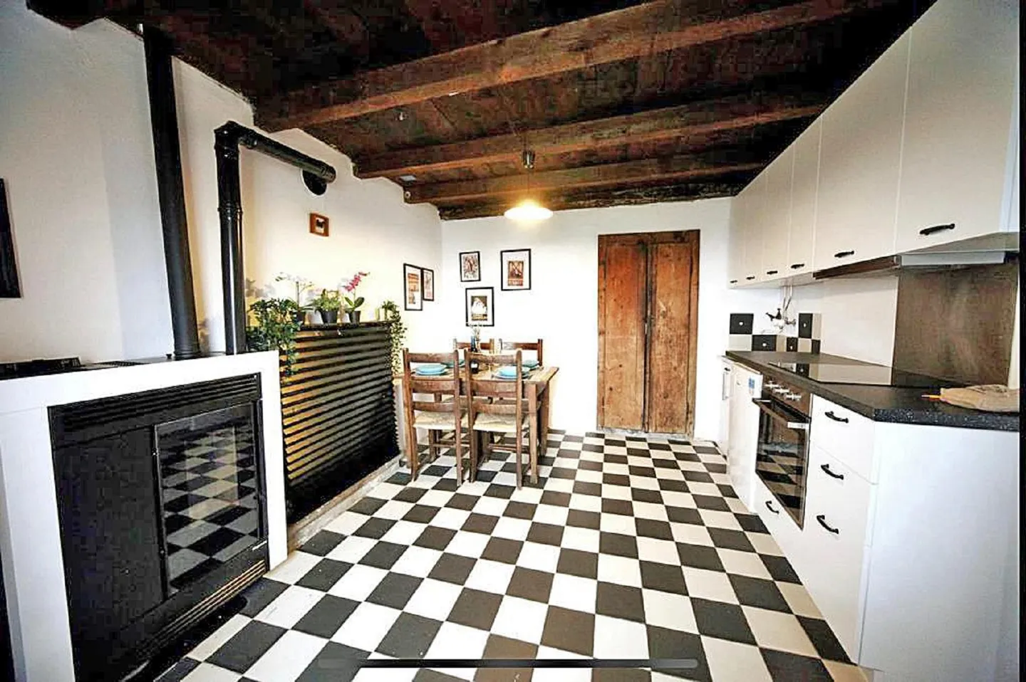 Charming House with Garden - Photo 2 of 9