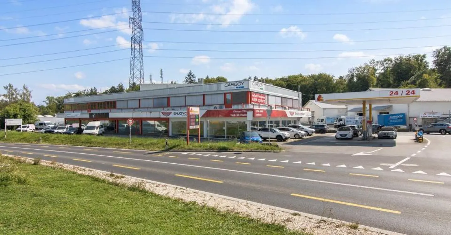 Surface 1000m2 - Fitness/showroom/workshop - up to 45 parking spaces - Photo 1 of 4