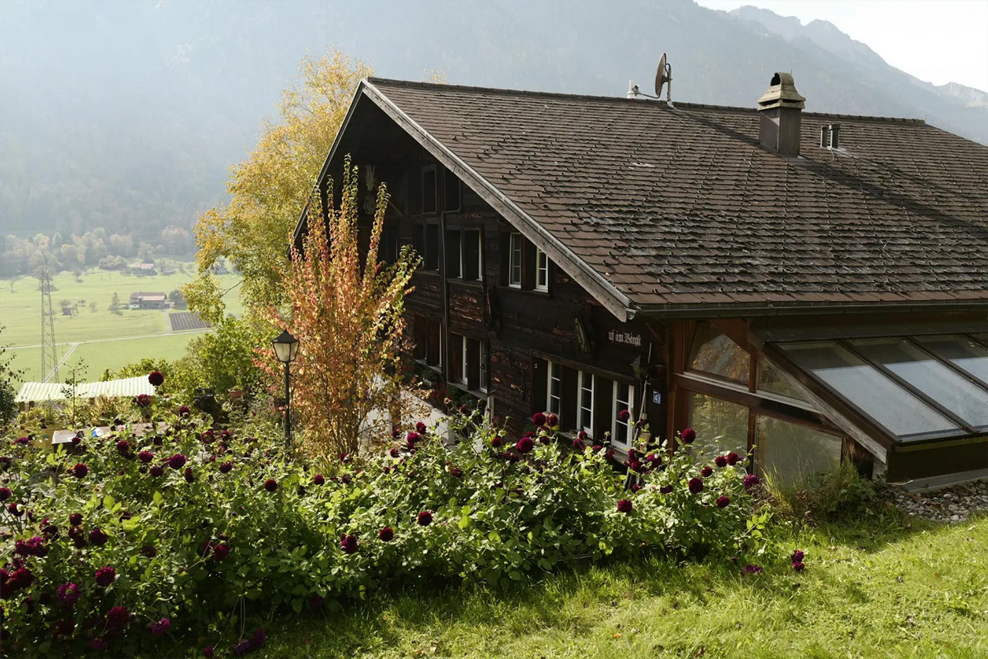 Ferme rénovée de premier plan avec appartement et dépendances - Photo 3 sur 30
