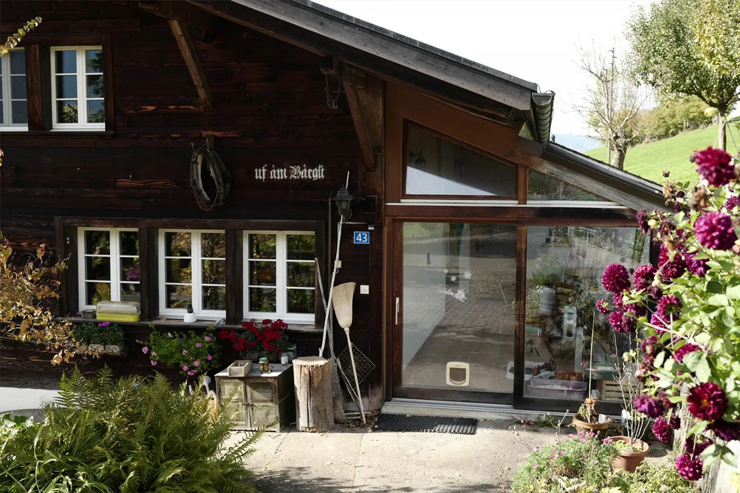 Ferme rénovée de premier plan avec appartement et dépendances - Photo 4 sur 30