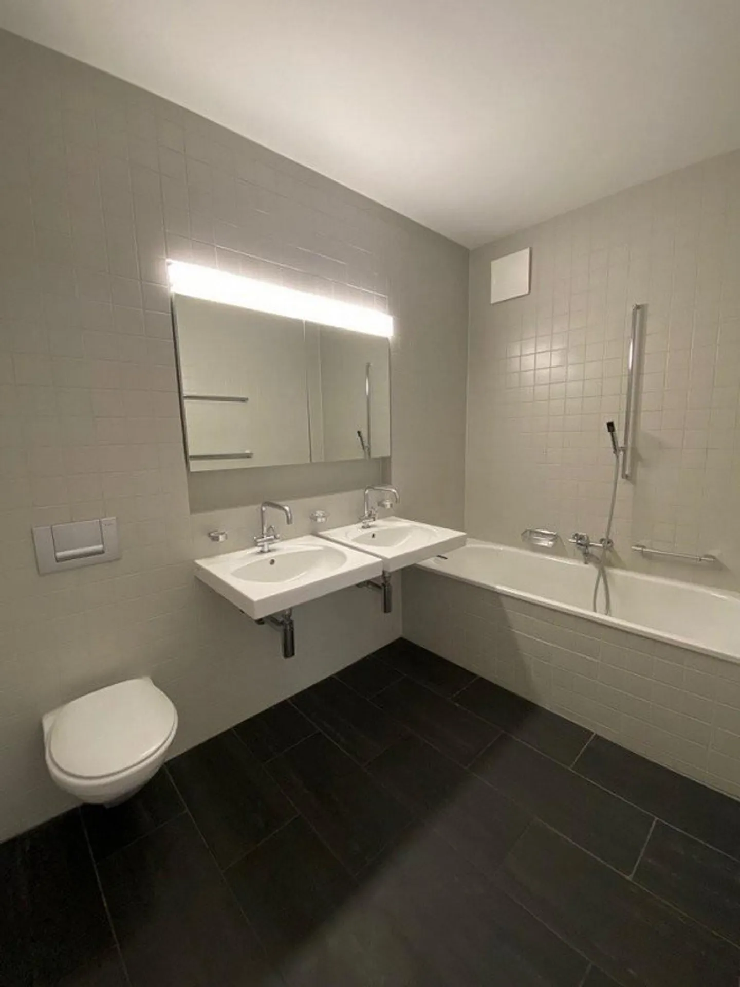 Bright and modern apartment in a prime location! - Photo 4 of 8