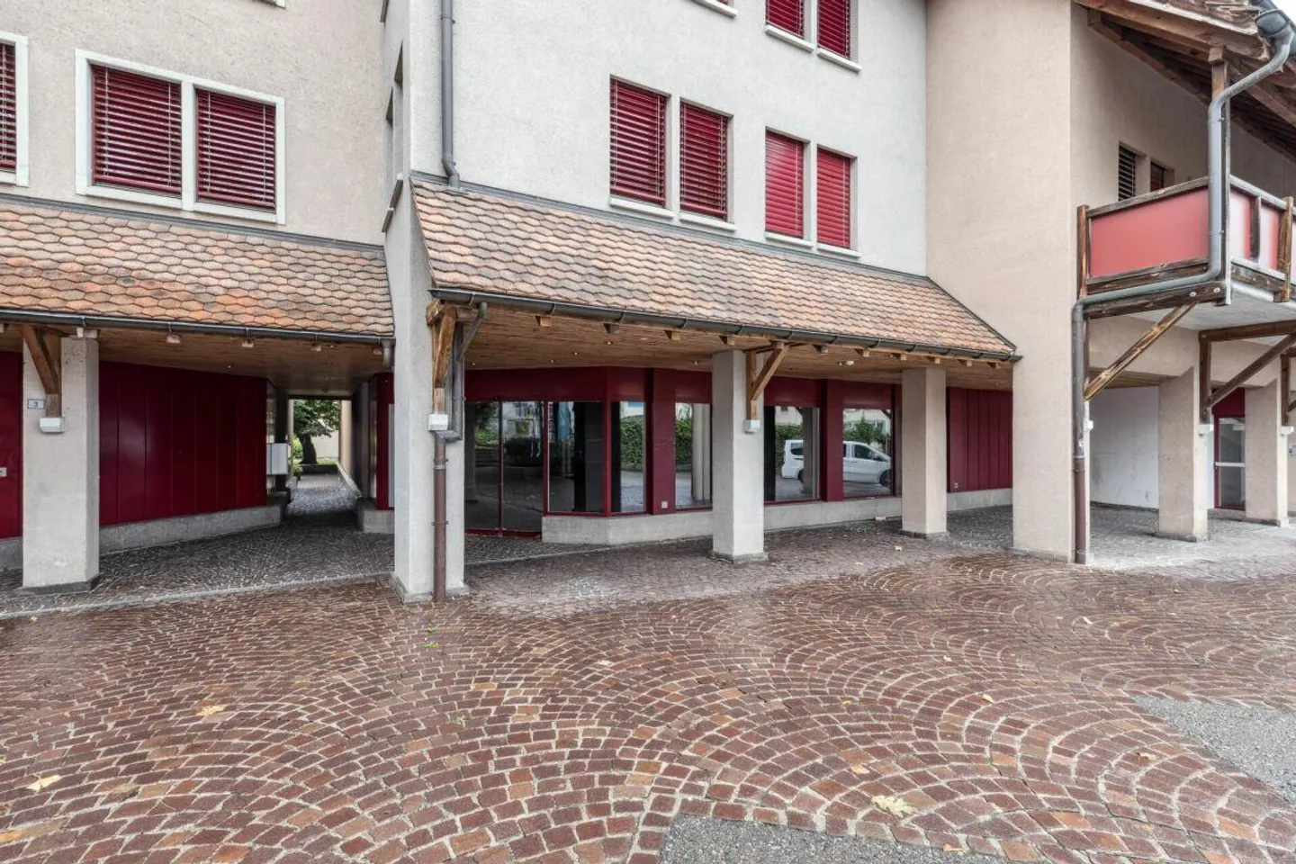 Ampio spazio commerciale o di stoccaggio nel centro di Sirnach - Foto 1 di 7