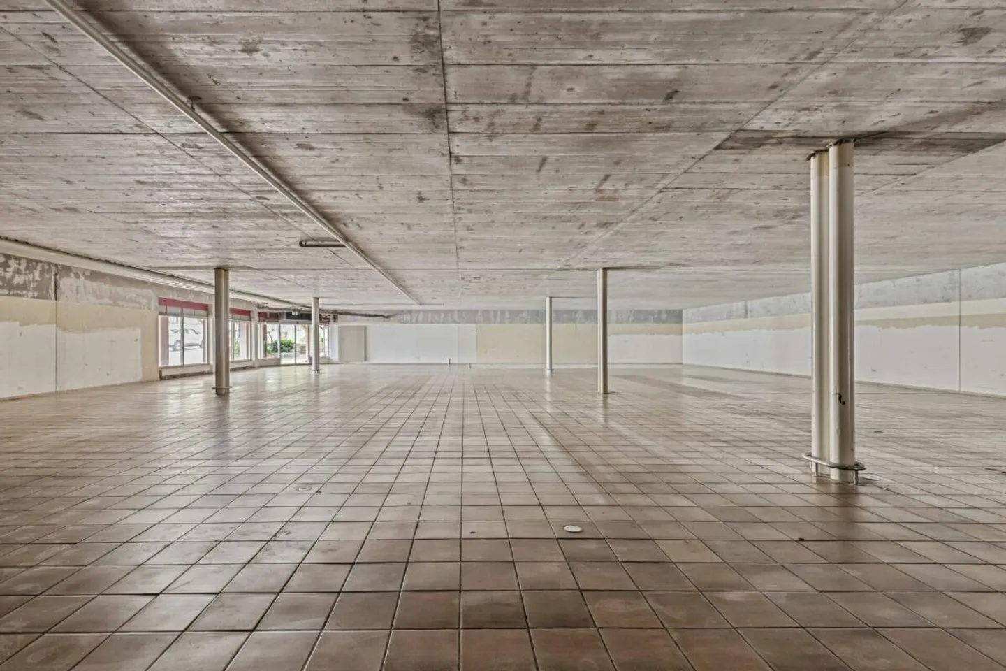Ampio spazio commerciale o di stoccaggio nel centro di Sirnach - Foto 2 di 7