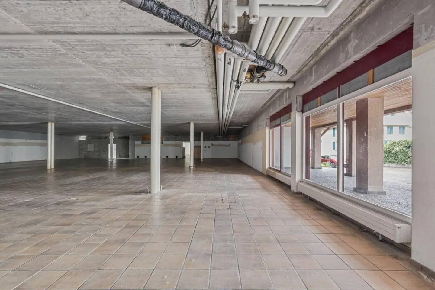 Ampio spazio commerciale o di stoccaggio nel centro di Sirnach - Foto 3 di 7