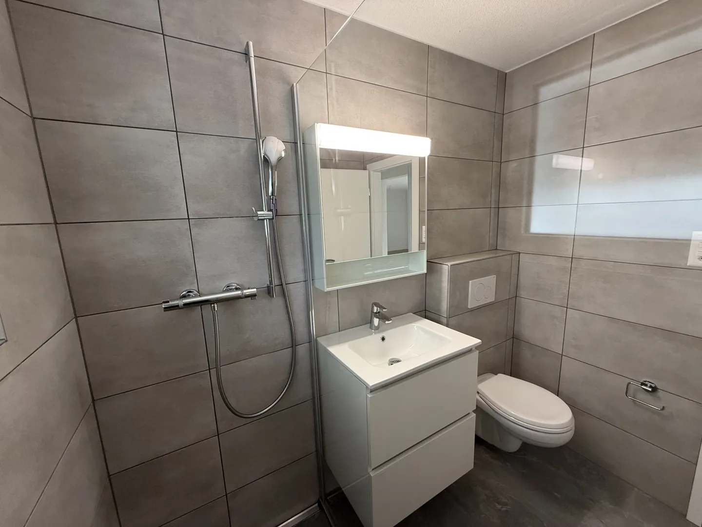 Spacious Family Home with Workshop - Photo 10 of 39