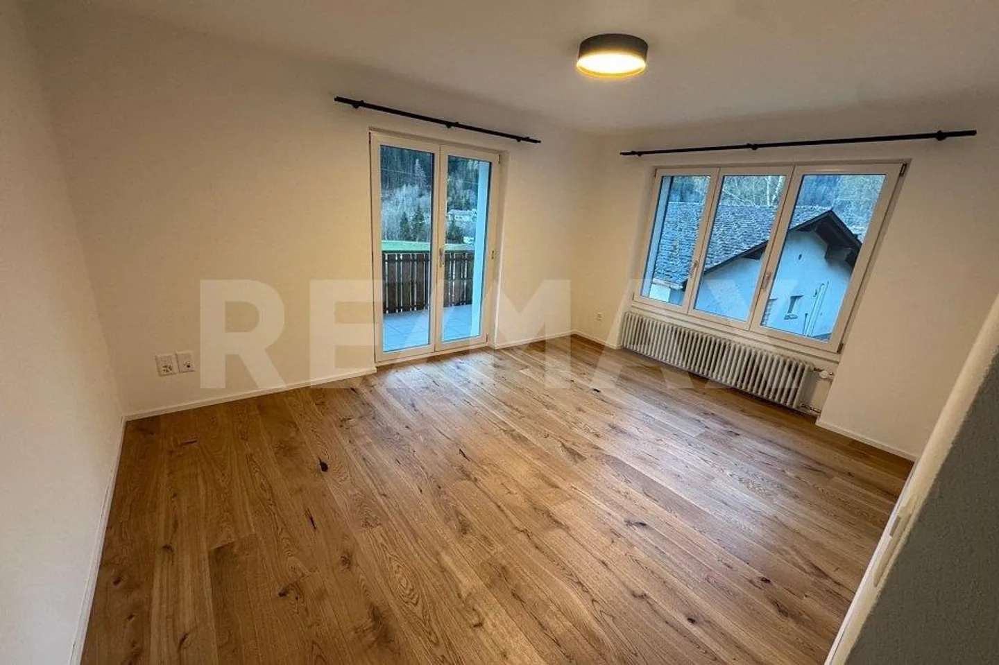 Attractive 4 ½-room apartment in Tavanasa - freshly renovated - Photo 3 of 10