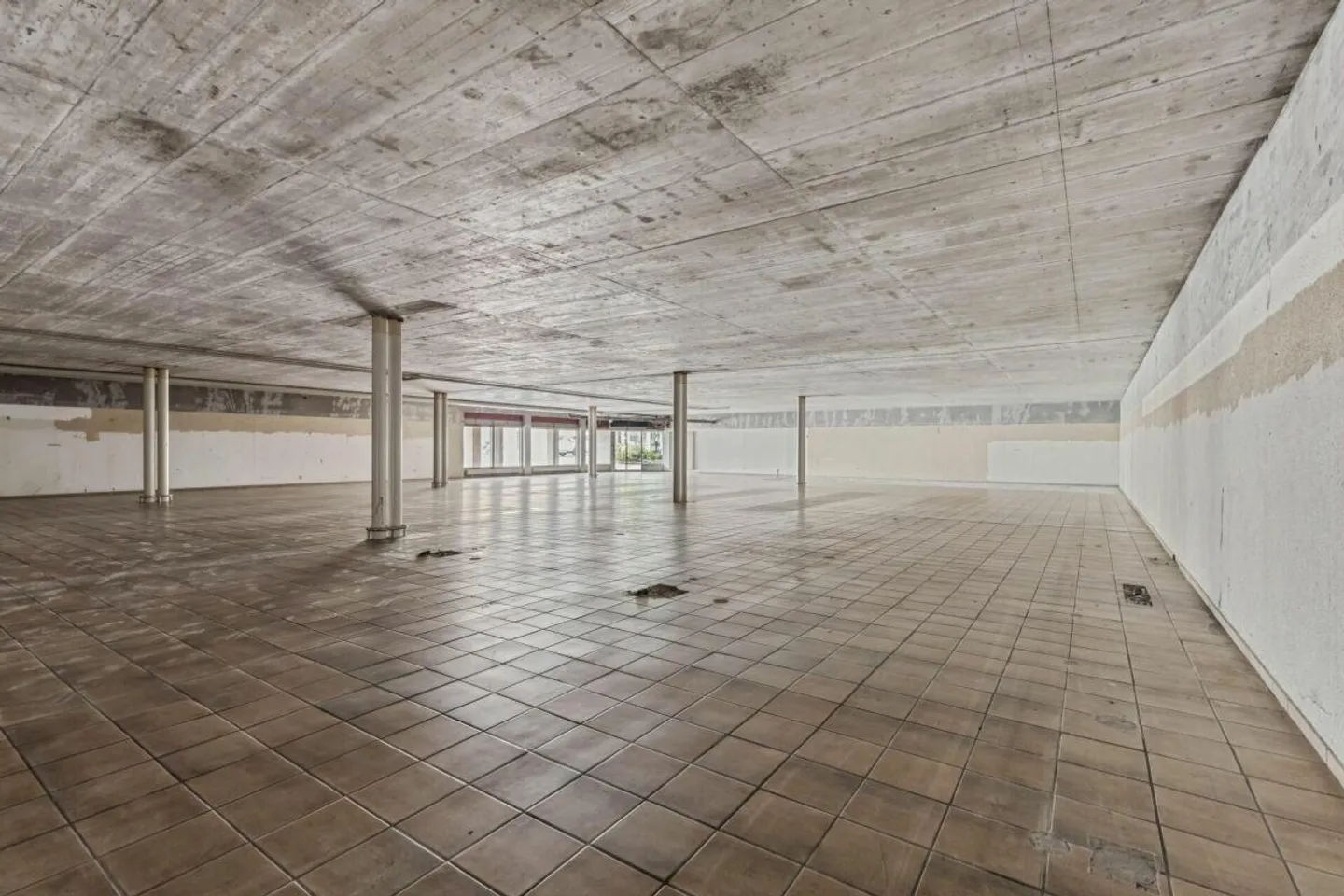 Ampio spazio commerciale o di stoccaggio nel centro di Sirnach - Foto 5 di 7
