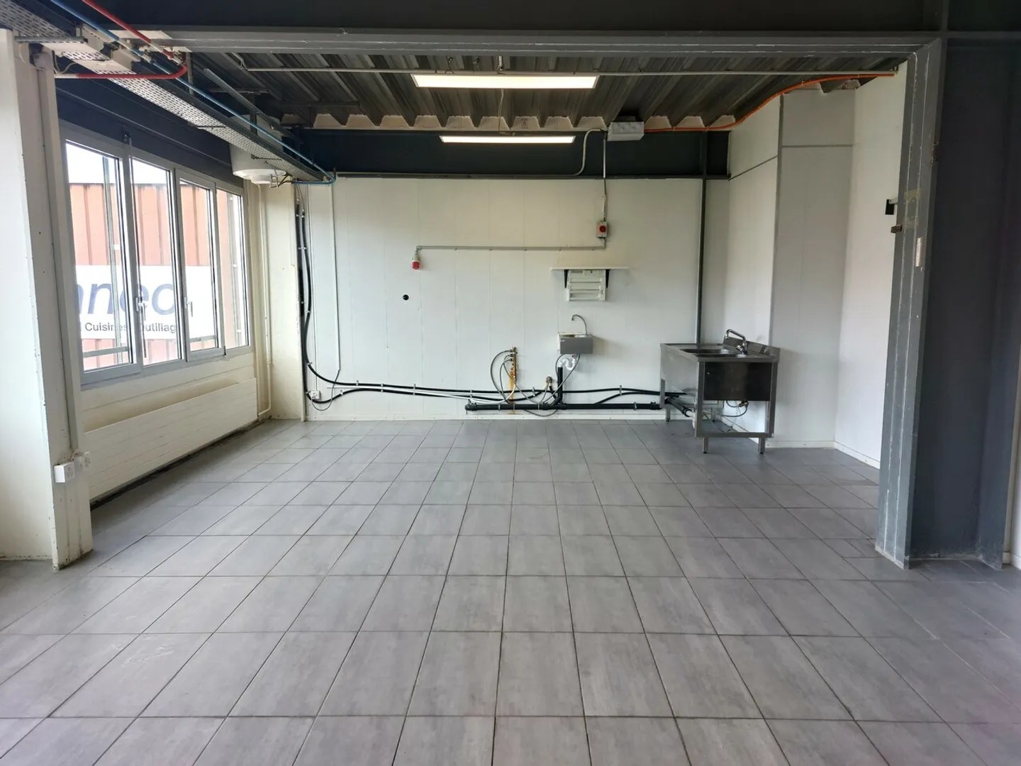 LOCATION FLEXIBLE - Bureau/Atelier/Dépôt 79m2 avec Eau + Eaux usées - Photo 1 sur 7