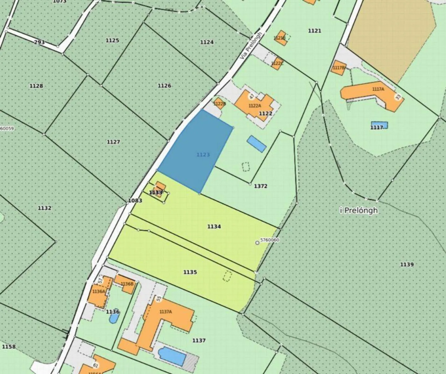 Terrain constructible en plaine dans un endroit immergé dans la nature - Photo 1 sur 4
