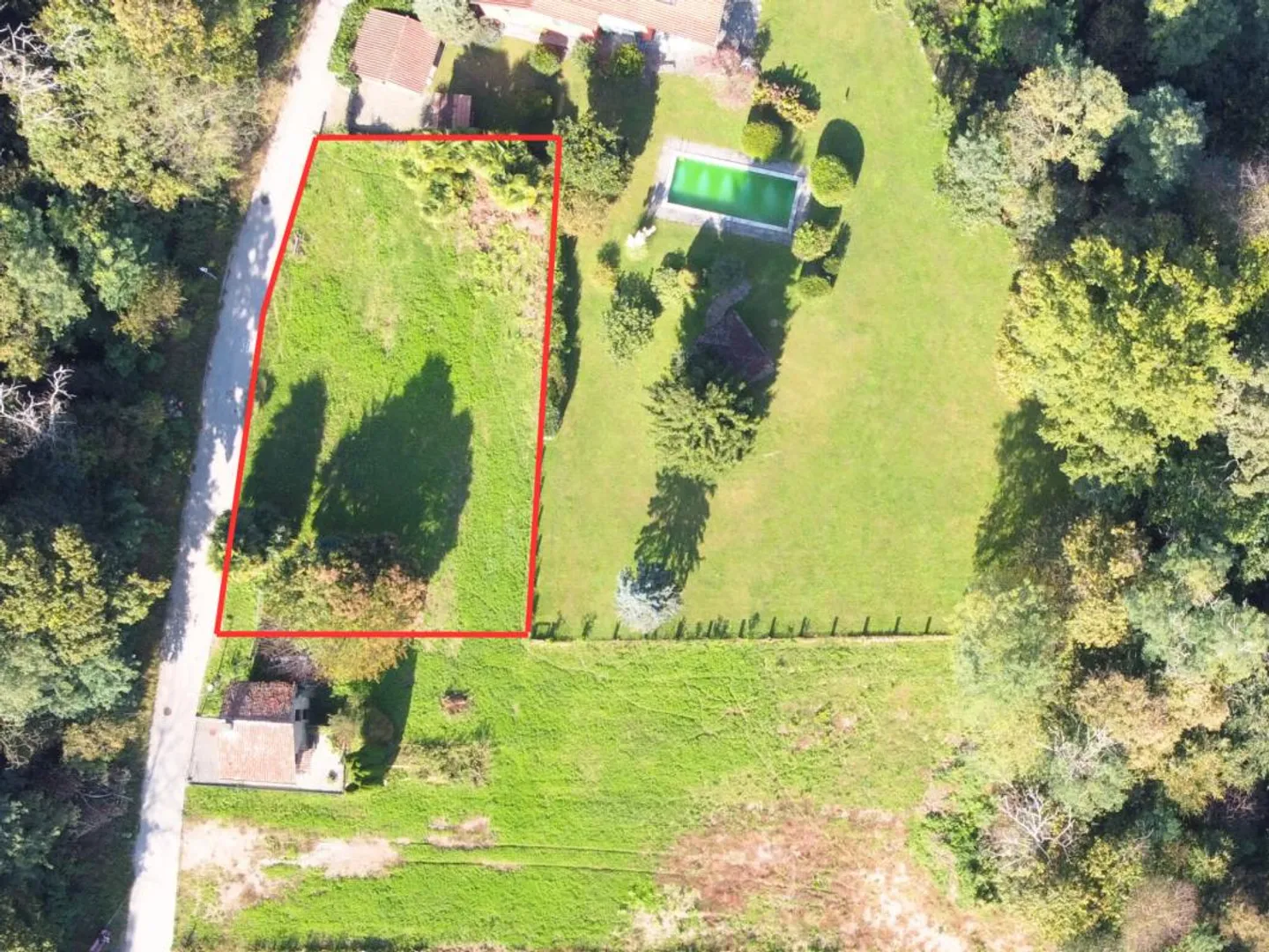 Terrain constructible en plaine dans un endroit immergé dans la nature - Photo 2 sur 4