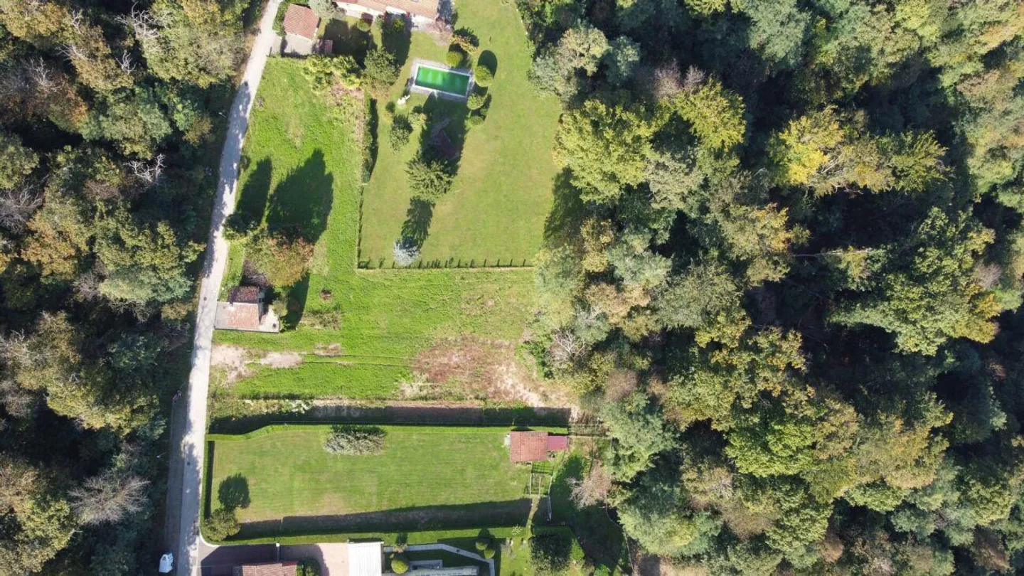 Terrain constructible en plaine dans un endroit immergé dans la nature - Photo 3 sur 4
