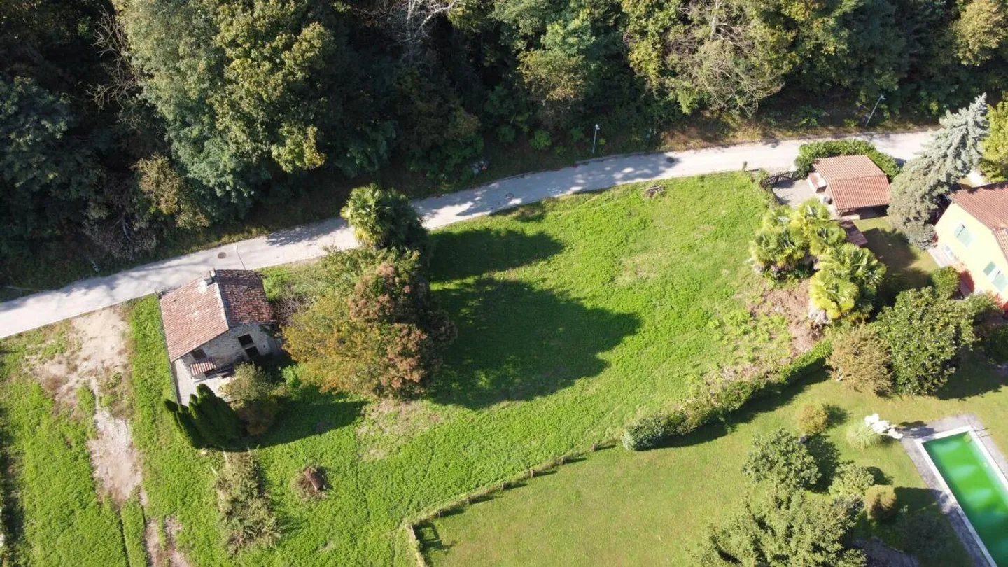 Terrain constructible en plaine dans un endroit immergé dans la nature - Photo 4 sur 4