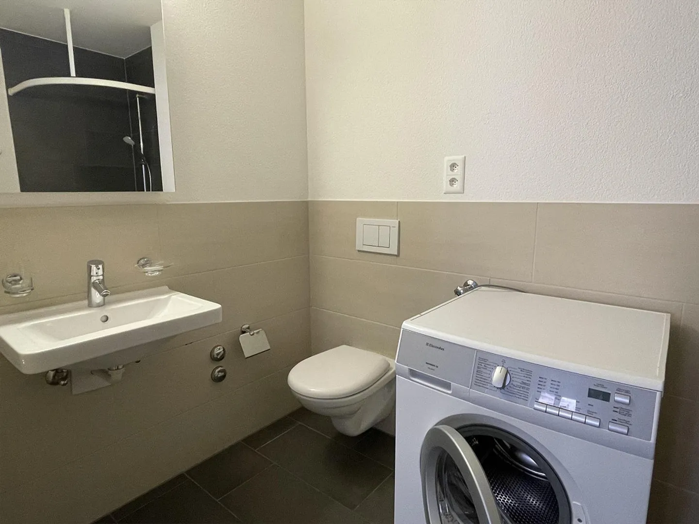 Appartamento ristrutturato di 2,5 locali con balcone nel vivace quartiere 4 - Foto 4 di 9