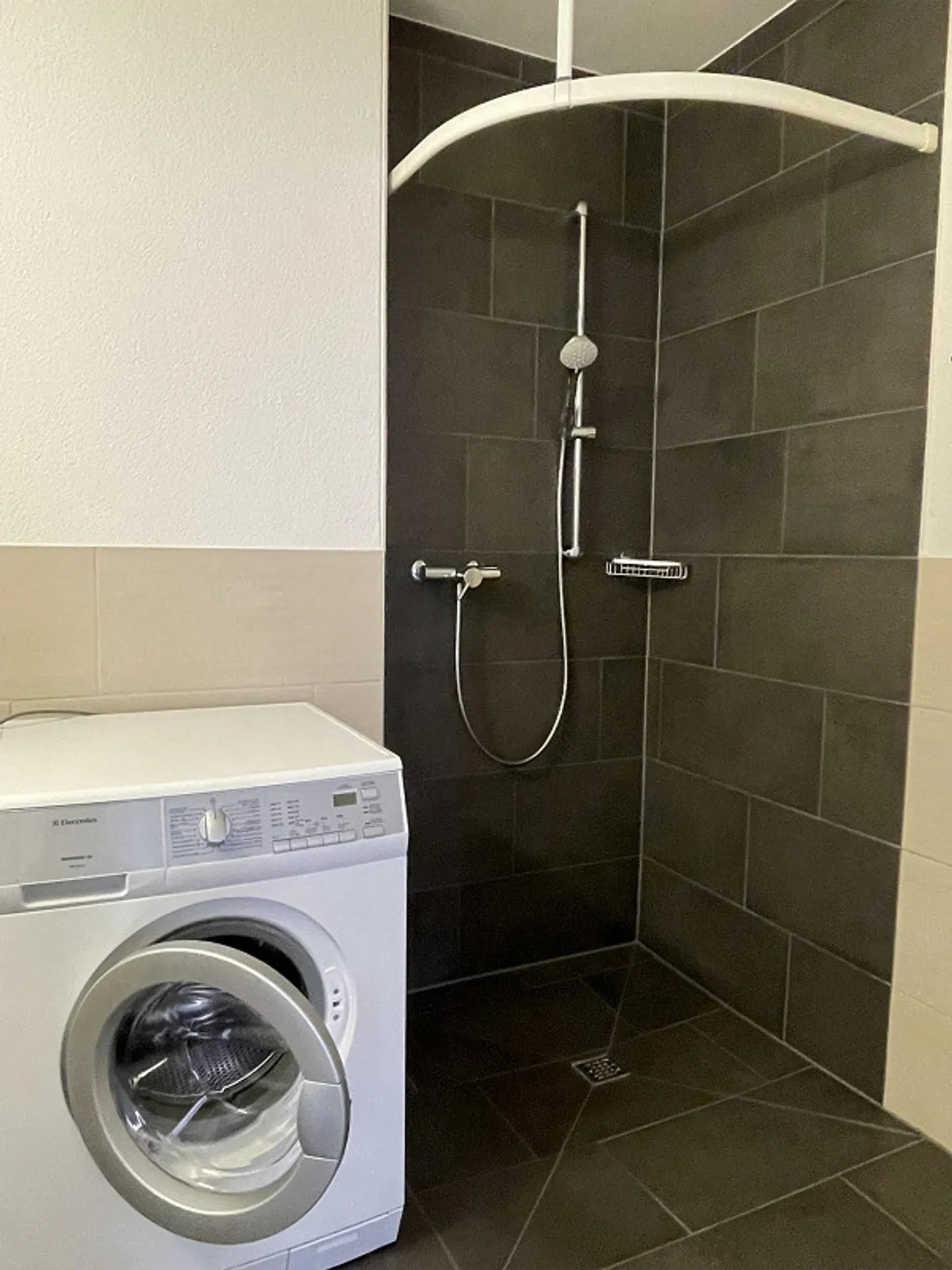 Appartamento ristrutturato di 2,5 locali con balcone nel vivace quartiere 4 - Foto 5 di 9