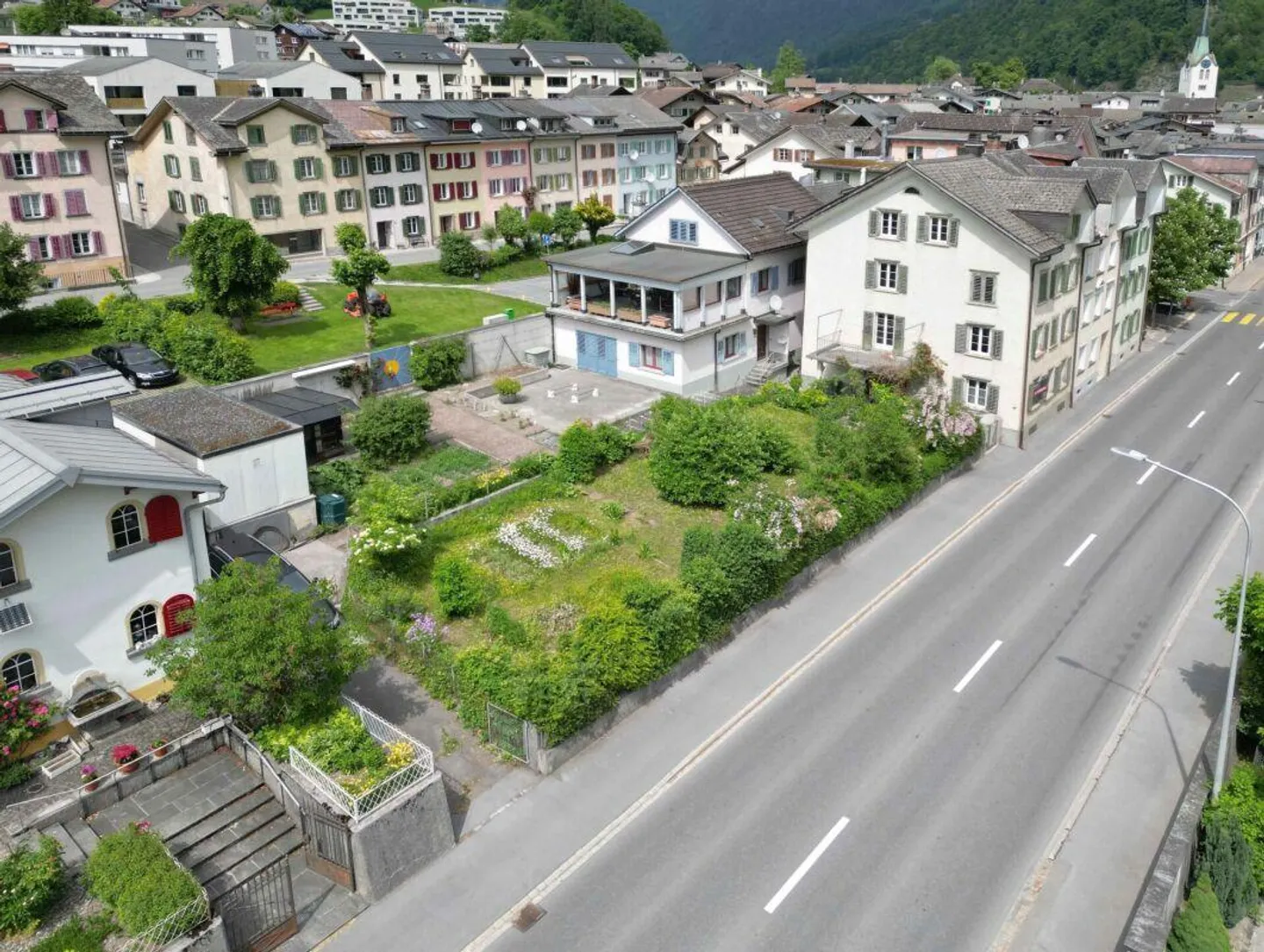 Spacious Corner Townhouse with Large Garden in Sunny and Central Location - Photo 2 of 25