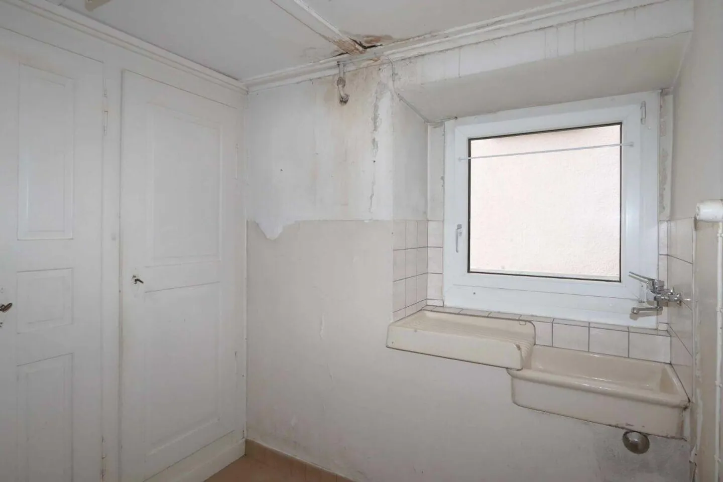 Spacious Corner Townhouse with Large Garden in Sunny and Central Location - Photo 7 of 25