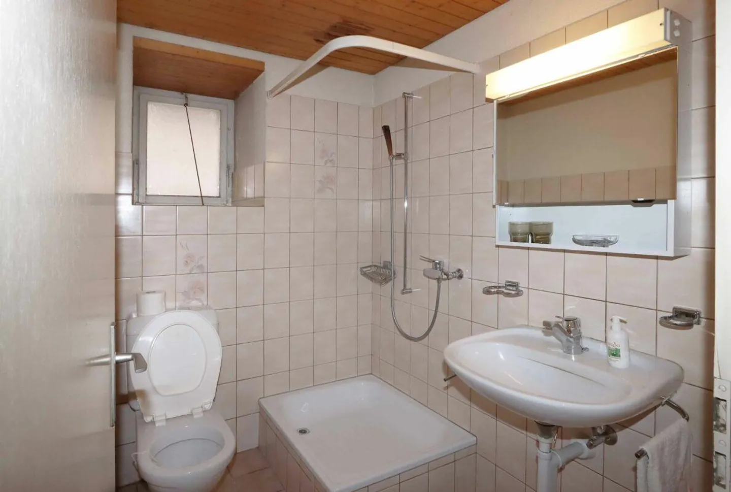 Spacious Corner Townhouse with Large Garden in Sunny and Central Location - Photo 8 of 25