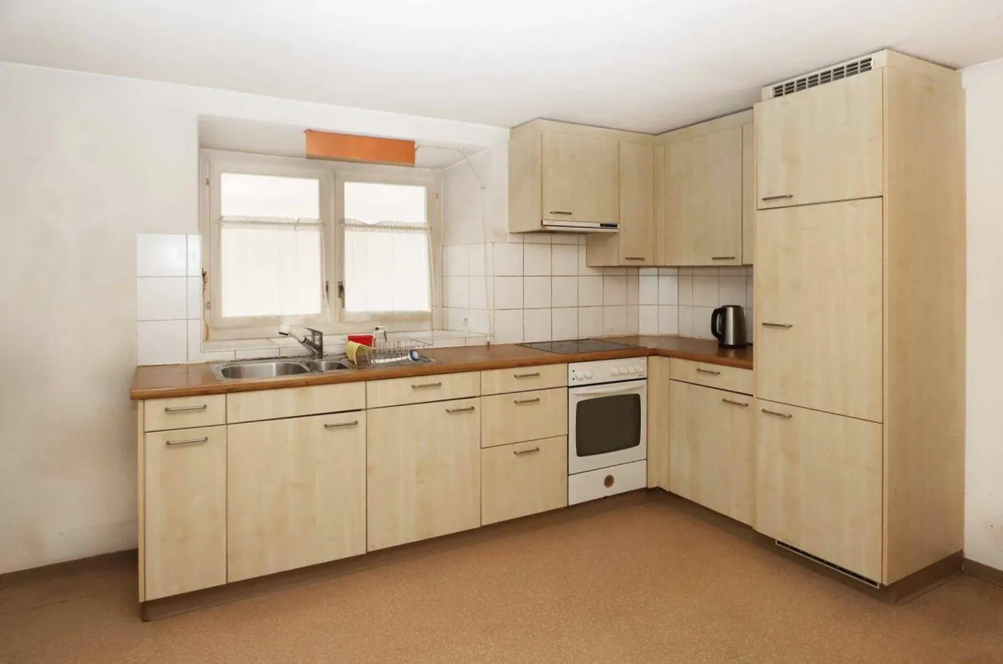 Spacious Corner Townhouse with Large Garden in Sunny and Central Location - Photo 9 of 25